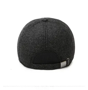 Rückansicht der Winter-Baseballkappe mit dicker Wollmischung und verstellbarer Metallschnalle