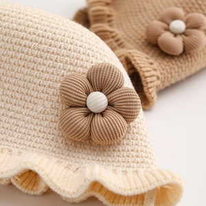 Gereide babymutsen voor de winter in beige en khaki met bloemen en golvende rand