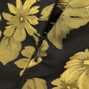 Vestido elegante sin mangas en jacquard floral dorado con cintura alta y cremallera