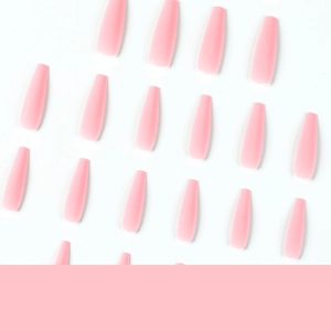 Lange matte Coffin-Nägel in zartem Jelly-Rosa in einer sauberen Reihenanordnung