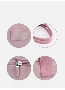 Détails de l'écusson logo SUOYATE et coutures renforcées sur sac à bandoulière en nylon