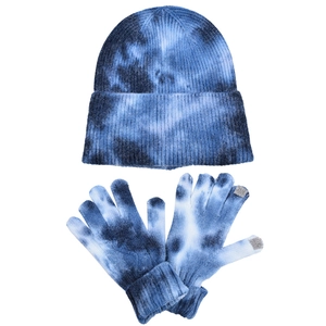 Detailaufnahme von Batik-Strickmütze und Touchscreen-Handschuhen in Blau und Weiß