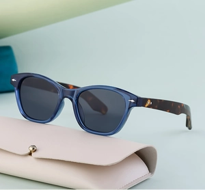 Dettaglio occhiali da sole in acetato blu con aste tartarugate e custodia in pelle