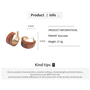 Detail view of brown resin C-shaped hoop earrings showing 3.5cm size and 17.4g weight