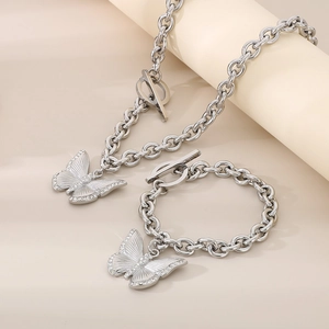 Detailansicht der silbernen Halskette und des Armbands mit Strass-Schmetterling-Anhängern