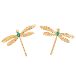 Détail de boucles d'oreilles libellule avec cristal vert et ailes dorées ciselées