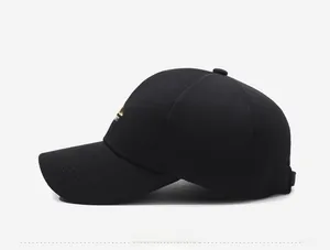 Dettaglio del cappellino nero con ricamo 'rise' dorato di alta qualità sul lato laterale