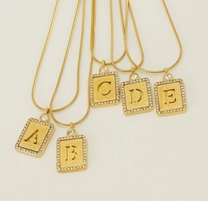 Details von 18K Gold-Buchstabenanhängern A bis E mit hohlem Design und Kristallbesatz