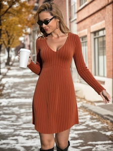 Vestido corto de punto rojo óxido con cuello en V y manga larga de estilo urbano chic