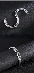 Gros plan du bracelet gourmette en acier inoxydable poli argenté avec fermoir mousqueton