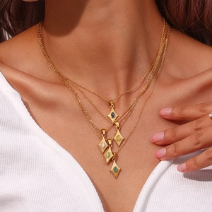 Collier multi-rangs doré avec pendentifs losanges et pierres oeil de chat colorées