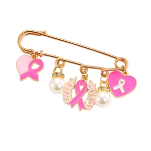 Détail d'une broche ruban rose contre le cancer avec cœurs et perles blanches