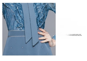 Détail de la ceinture en strass et des volants sur cette robe en dentelle bleue