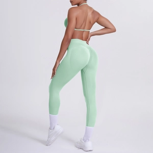Dettaglio del reggiseno sportivo verde menta e leggings a vita alta in tessuto traspirante