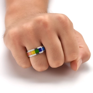 Dettaglio di un anello rotante arcobaleno in acciaio al titanio di alta qualità unisex