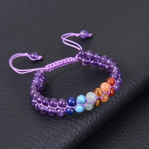 Dettaglio del bracciale intrecciato a doppio strato regolabile con ametista e pietre chakra