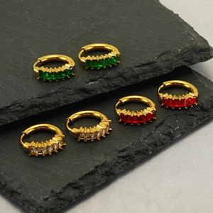 Trois paires de boucles d'oreilles créoles dorées avec zircons verts rouges et blancs