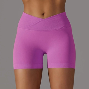 Vista dettagliata della trama a costine senza cuciture e della vita alta incrociata degli shorts