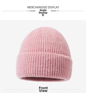 Détail du bonnet en maille côtelée rose montrant la texture douce et le revers large