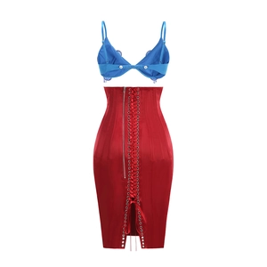 Détail du dos de la robe en satin avec lacets croisés et fermeture éclair en métal