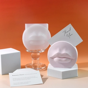 Detailopname van 3D-lippen siliconen mallen in doorschijnend wit en zacht roze en paars