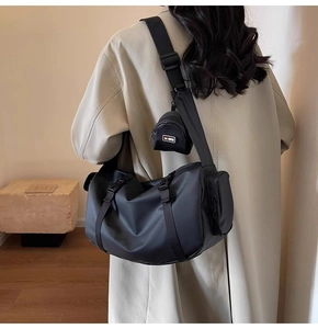 Sac de sport noir imperméable avec large bandoulière et petite pochette zippée assortie