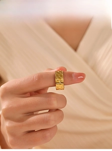 Detailansicht eines breiten 18k vergoldeten Edelstahlrings mit geprägter Kettenstruktur