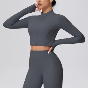 Detail der eng anliegenden grauen Yoga-Jacke mit Reißverschluss, Stehkragen und Daumenlöchern