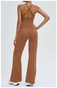 Vue arrière de l'ensemble de yoga marron avec débardeur croisé et legging évasé fendu