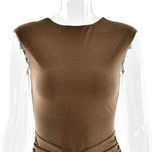 Détail de la robe marron sans manches avec taille froncée et texture scintillante
