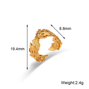 Détail de la bague plume dorée montrant le diamètre de 19,4 mm et la largeur de 8,8 mm