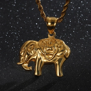 Pendentif éléphant gravé doré de style hip-hop avec chaîne de collier torsadée élégante