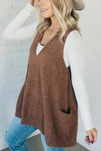 Detailed knit texture and functional side pocket of brown V-neck sleeveless vest sweater