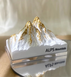 Détail du diffuseur Alpes blanc avec bords dorés sur une surface réfléchissante