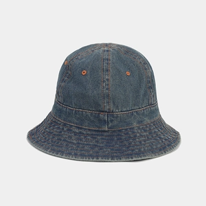 Détails de texture d'un chapeau de pêcheur en denim bleu avec coutures orange contrastées