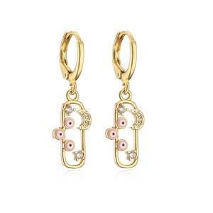 Detailaufnahme von Goldohrringen mit rosa Augenmotiven und Mondanhängern