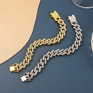 Makroansicht von gold- und silbernen Hip-Hop-Cuban-Armbändern mit funkelnden Kristallen