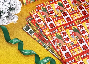 Detailansicht von Weihnachtsgeschenkpapier mit Weihnachtsmann auf goldenem Glitzergrund