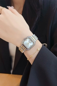 Montre à quartz Scottie élégante pour femme avec cadran carré et bracelet acier bicolore