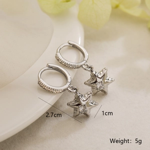 Détail des boucles d'oreilles créoles en forme d'étoile, hauteur 2,7 cm et largeur 1 cm