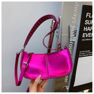 Sac à bandoulière rose métallisé en similicuir avec rivets et sangle réglable