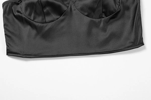Détail du haut licou en satin noir avec surpiqûres précises et finition d'ourlet lisse
