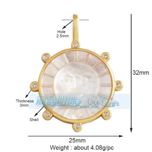 Détail du pendentif masque solaire avec incrustation en nacre et zircons brillants