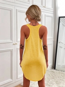 Vue arrière de la robe jaune vif à dos nageur avec col en U et tissu respirant