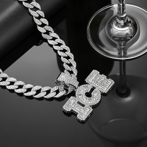 Détail de la chaîne cubaine plaquée argent avec pendentif numéro 100 et zircons brillants