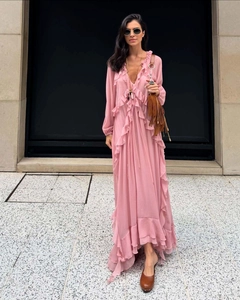 Detail eines rosa Chiffon-Maxikleides mit Rüschen und elegantem V-Ausschnitt