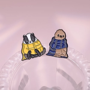 Broches en émail dessin animé blaireau et aigle avec écharpes sur bord de verre