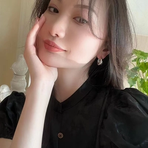 Primo piano di orecchini a cerchio ovali in argento indossati da una modella elegante