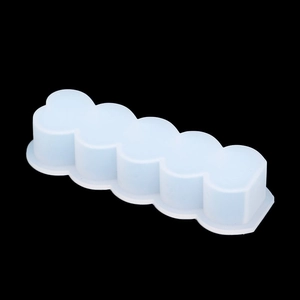 Dettaglio dello stampo in silicone azzurro a 5 cavità per candele a onde di cuore