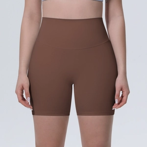 Gros plan sur la taille haute du short de yoga marron foncé en tissu élastique doux